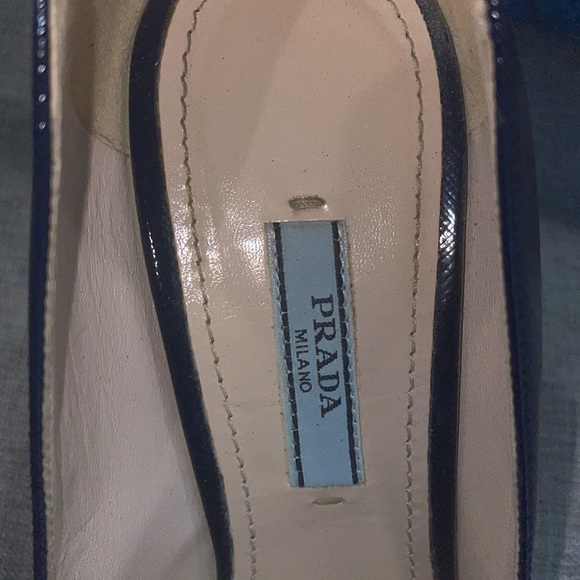 Stunning navy blue saffiano leather Prada round toe heels pumps - Picture 7 of 7